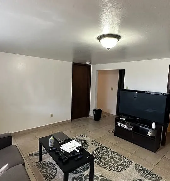 3 bed, 1.0 bath, 1040 sqft, $550 — Photo 5