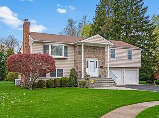 8 Tower Ct, Syosset, NY 11791