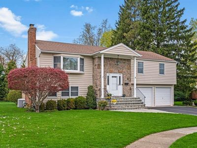 8 Tower Court, Syosset, NY, 11791
