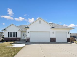 418 Prairie View Dr, Fairfax, IA 52228