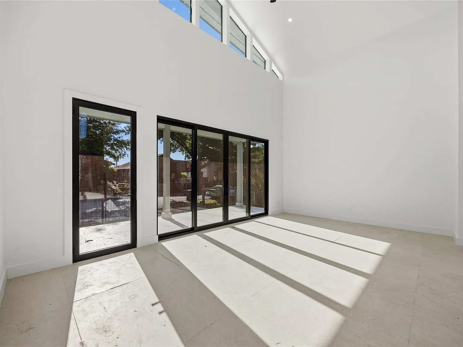 5 bed, 4.5 bath, 3052 sqft, $7,450 — Photo 4