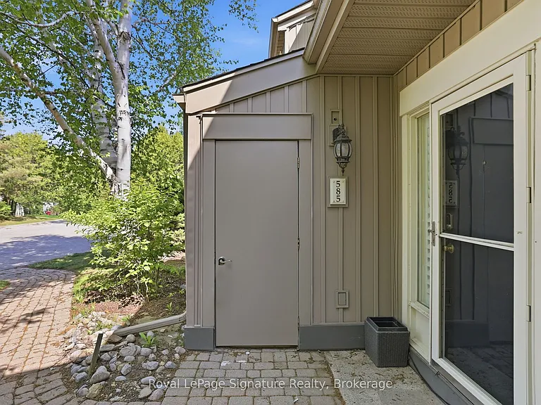 585 Oxbow Cres — Photo 3