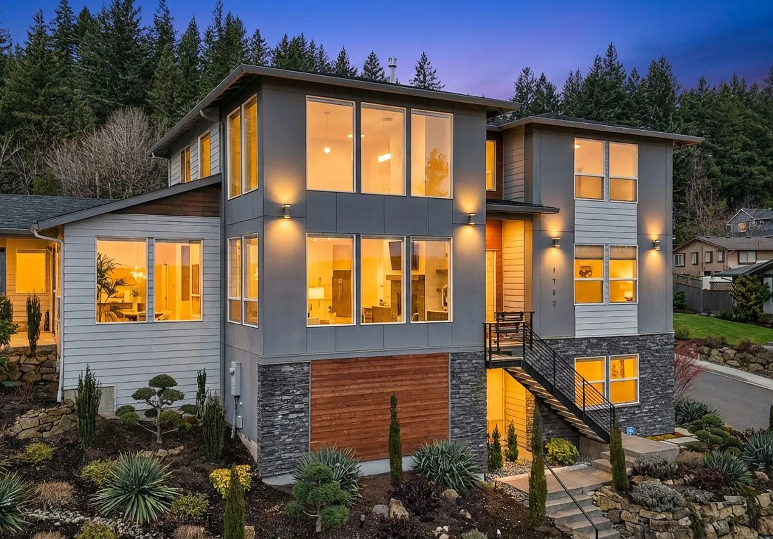 Elevated Luxury With Sweeping Columbia River Views — Photo 1