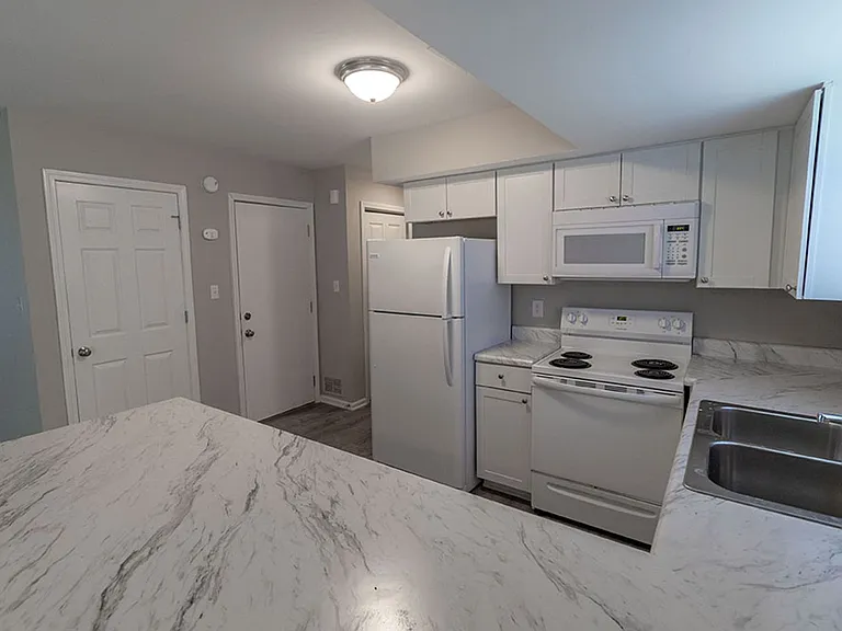1912 Mirtle Grove Ct — Photo 7