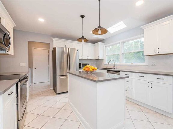2nd image of 15 Ledgewood Cir