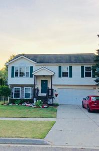 399 Andover Woods Dr, Fenton, MI, 48430
