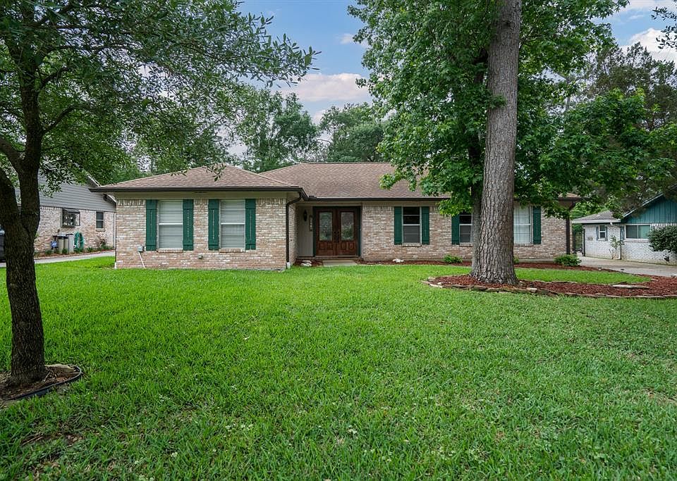 This is 731 Saddlewood Circle, located on a large cul-de-sac lot in Shenandoah Valley.