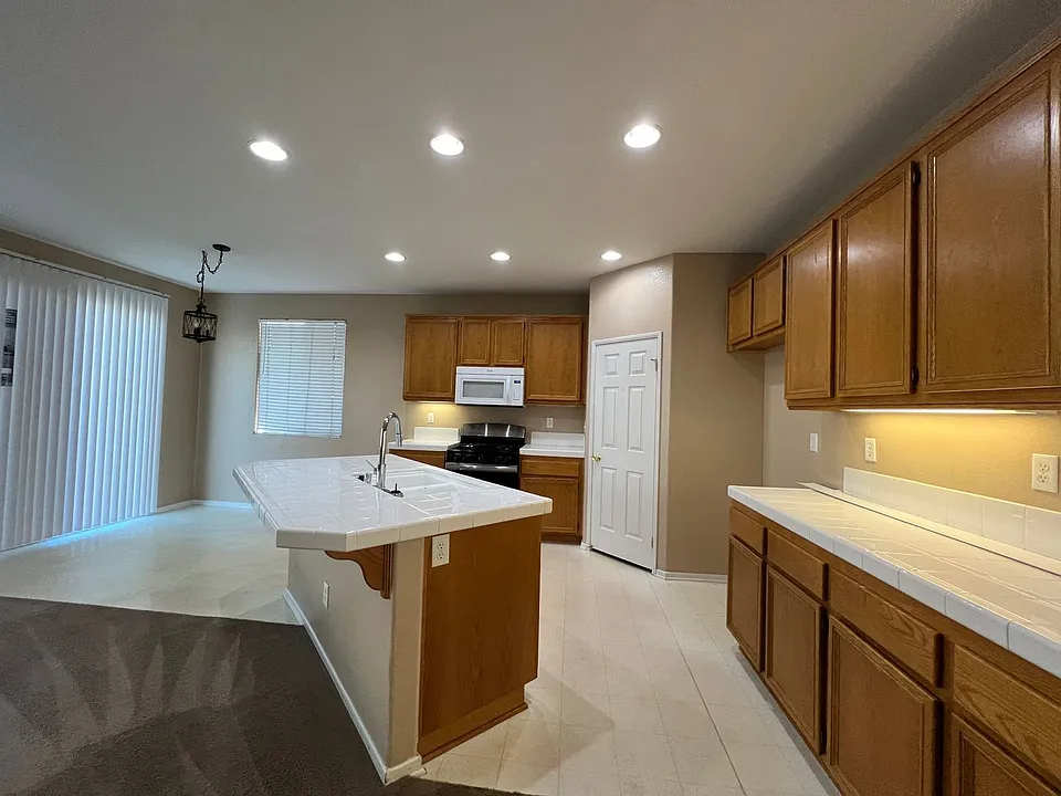 38434 Coralino Dr