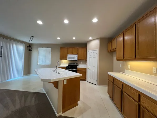 38434 Coralino Dr, Murrieta, CA 92563