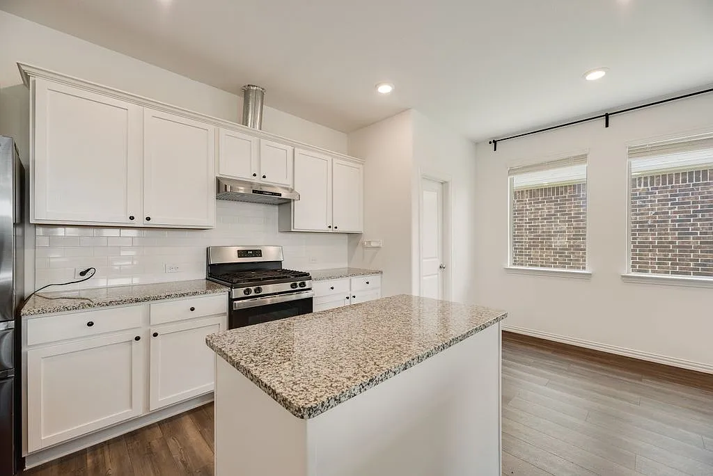 4 bed, 1996 sqft, $2,350 — Photo 4