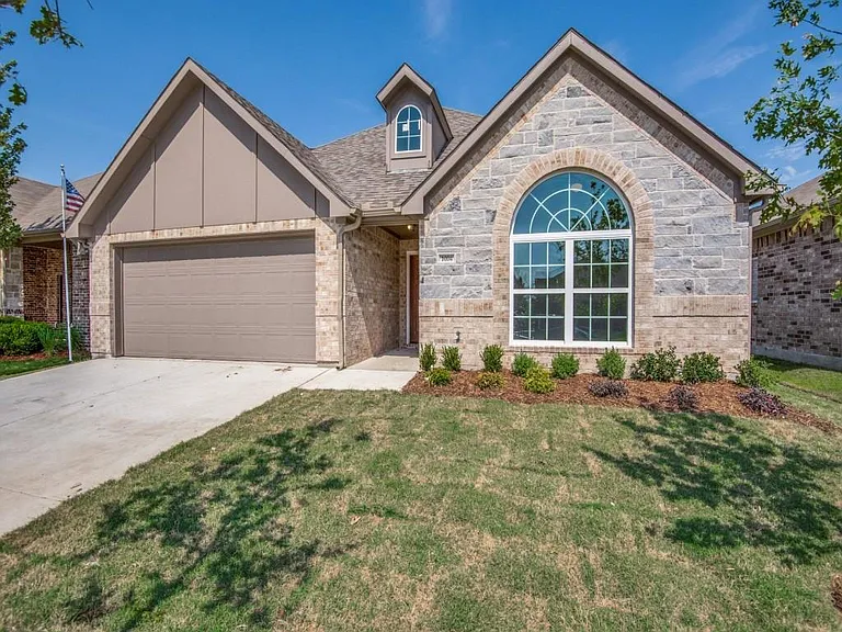 1004 Churchill Dr — Photo 3