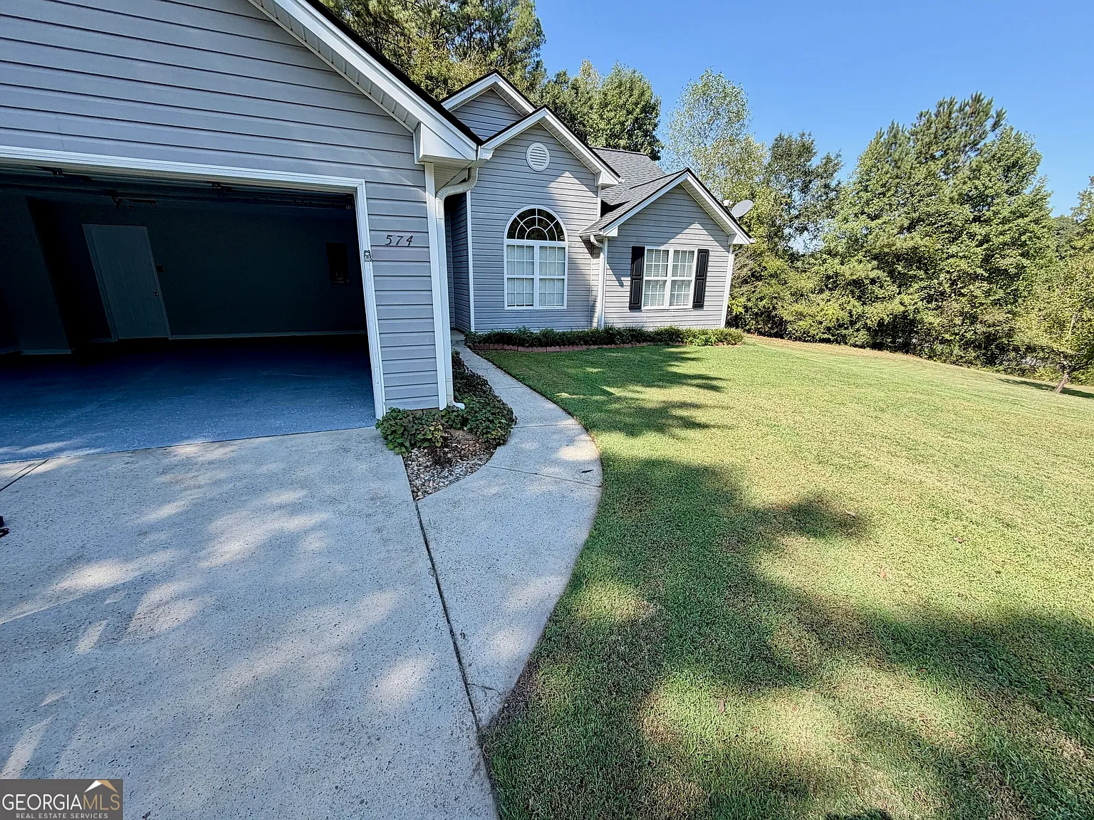 3 bed, 2.0 bath, 1344 sqft, $2,000 — Photo 3