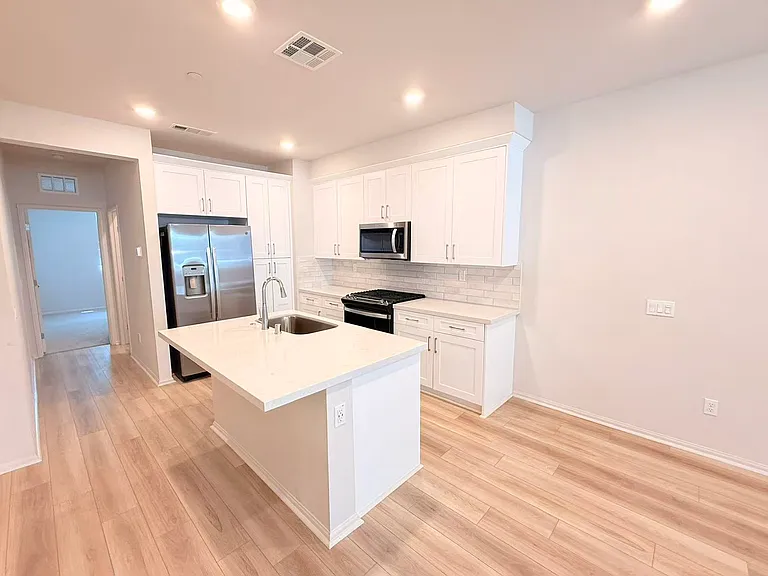 236 Lockhart Way — Photo 4
