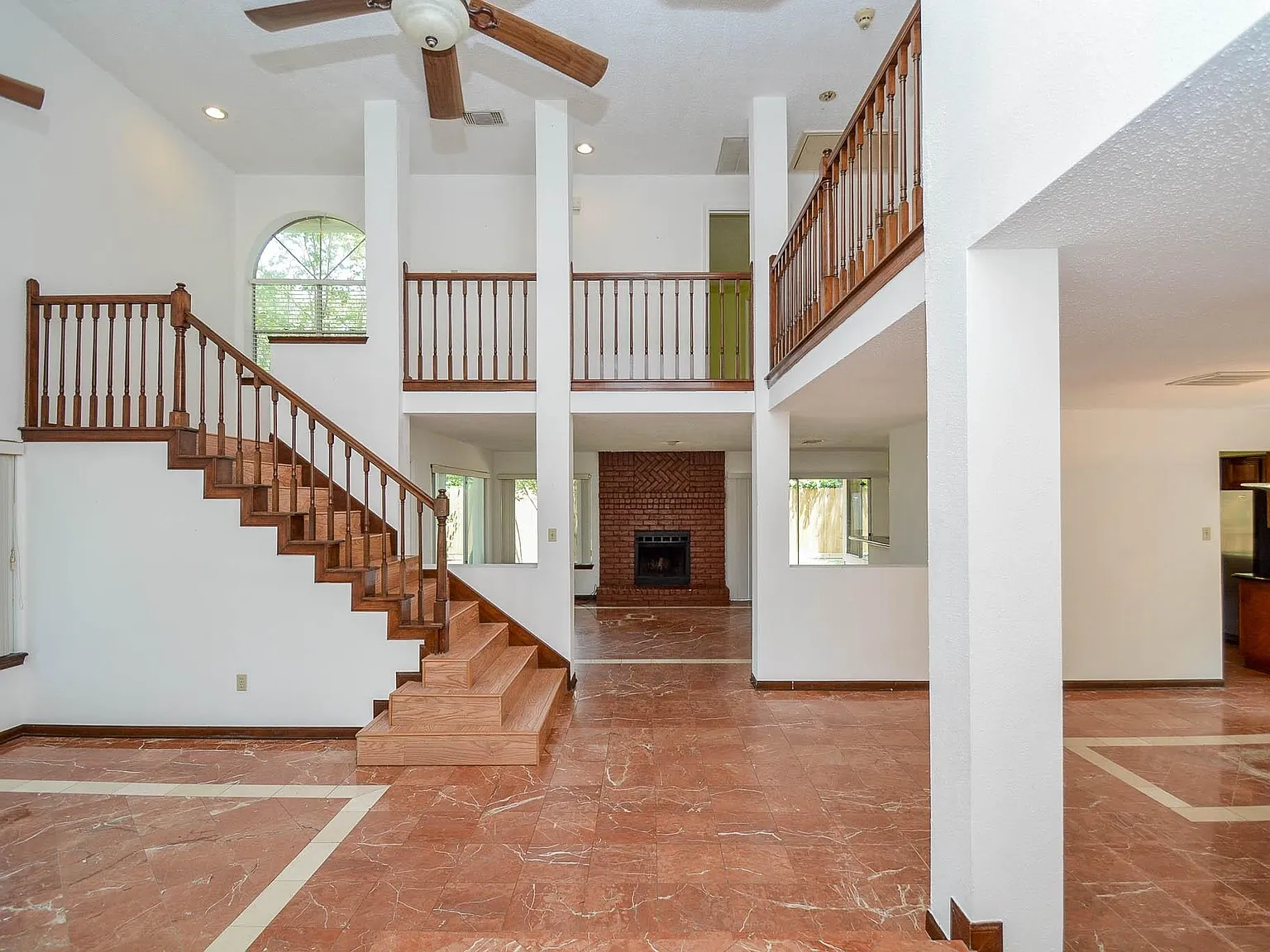 3 bed, 2.5 bath, 2447 sqft, $2,350 — Photo 3