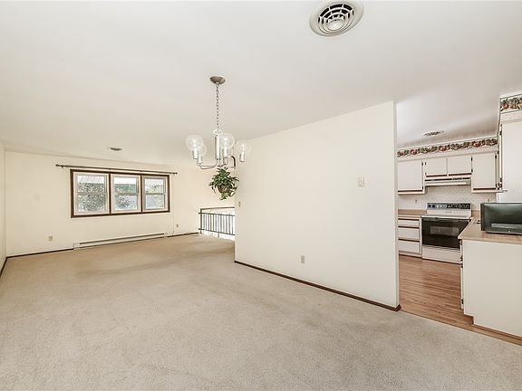 5th image of 910 Country Ln