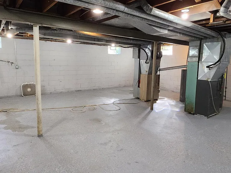 7815 W Villard Ave — Photo 11