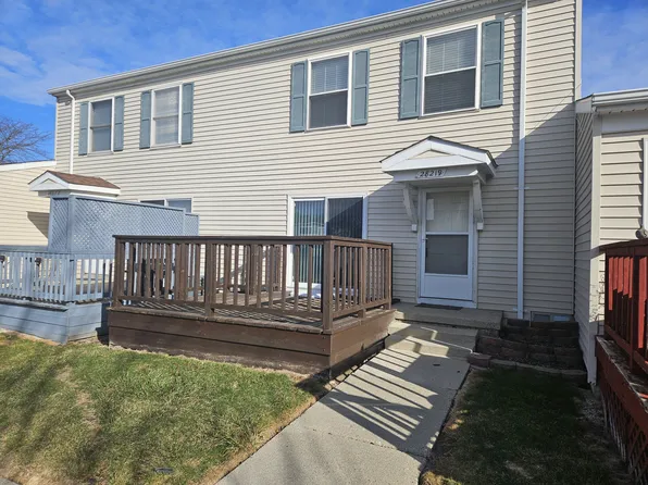 28219 Raleigh Crescent Dr, Chesterfield, MI 48051