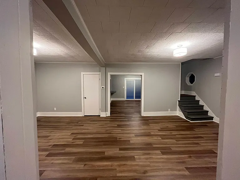 328 E Scribner Ave — Photo 5