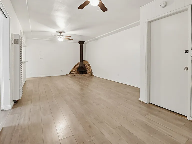 7872 Broadway — Photo 2