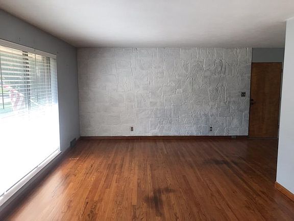 2nd image of 3405 Greenwood Ln