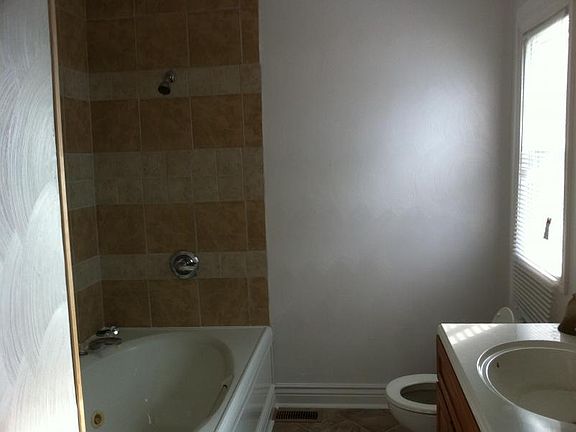 5th image of 321 Pine Ave