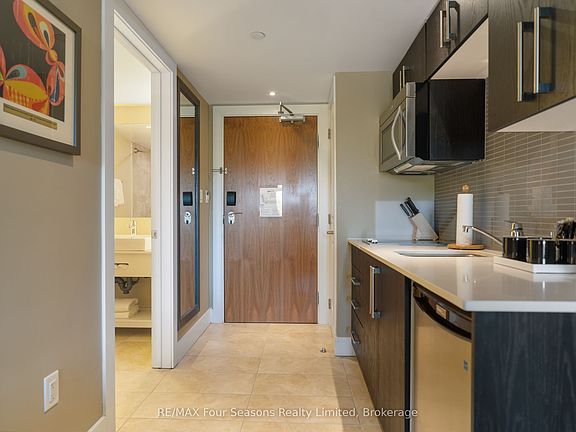 4th image of 9 Harbour St E #3411/3413