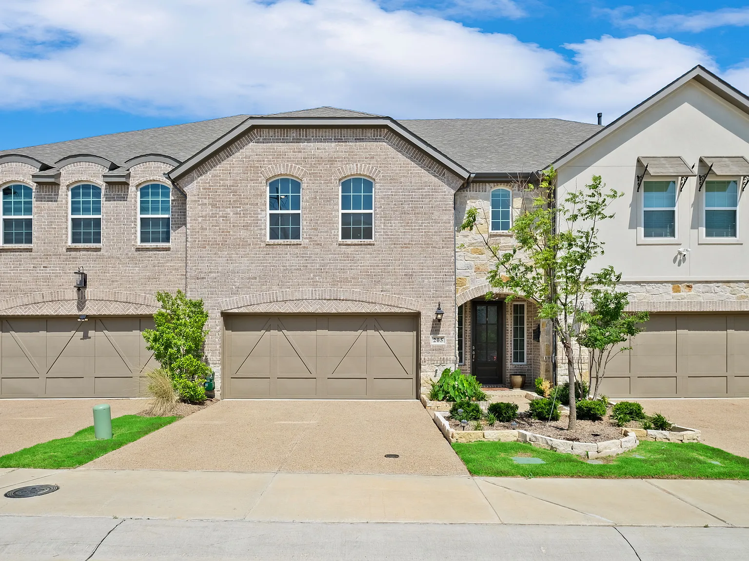 3 bed, 2.5 bath, 2544 sqft, $3,400 — Photo 2