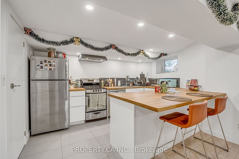 Toronto House for rent - 2 Bedrooms — photo 2