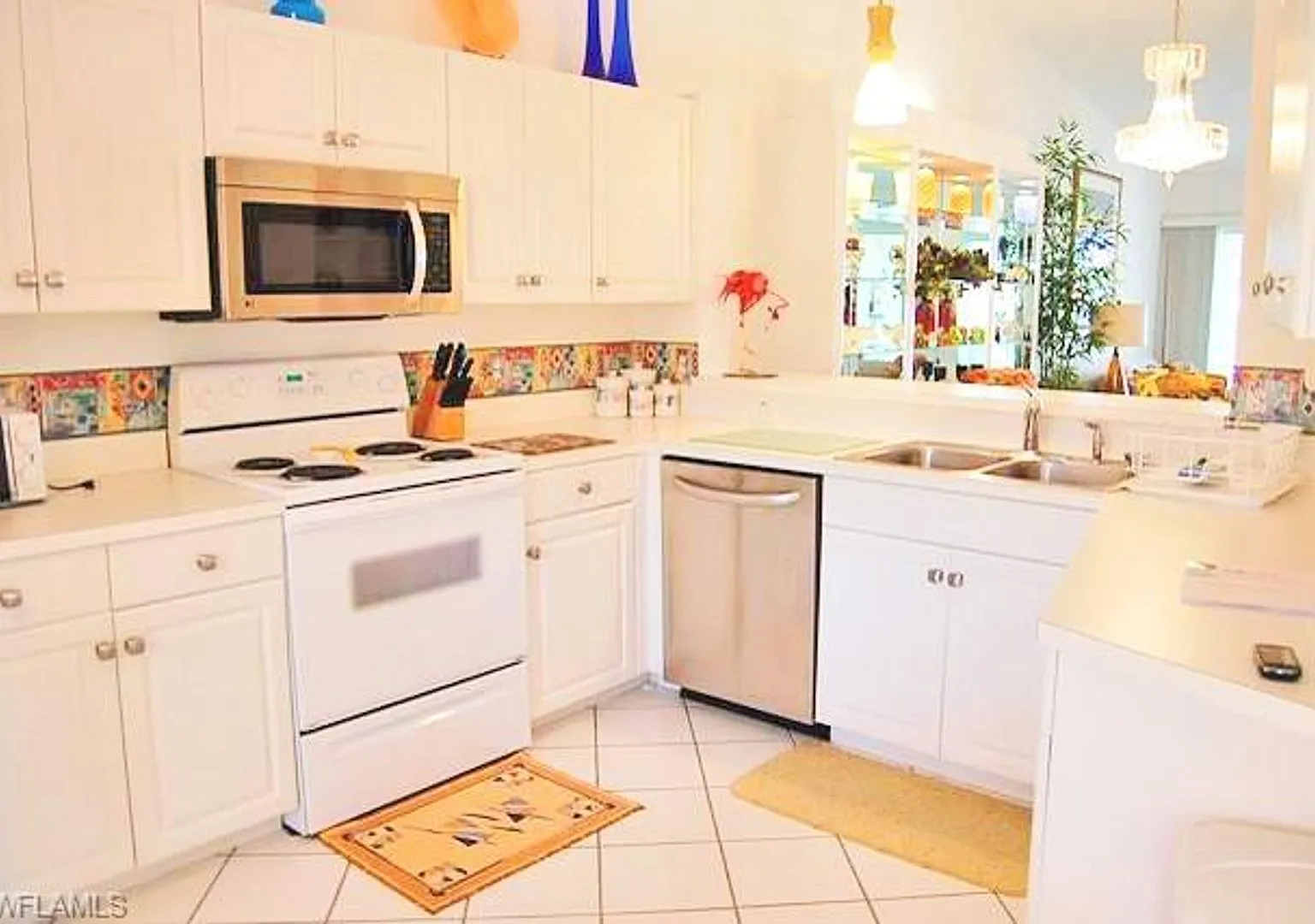 Bright and airy in beautiful gated community - lake views and Florida sunshine! — Photo 1