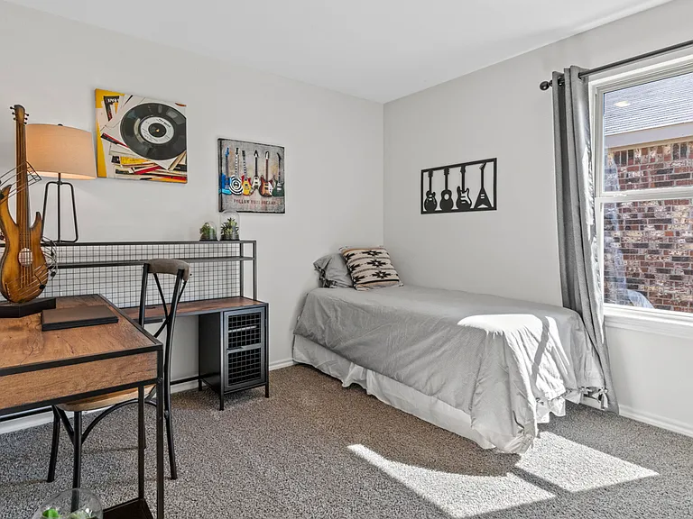 1302 Saddlehorn Dr — Photo 2