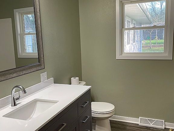 3rd image of 623 Southview Dr