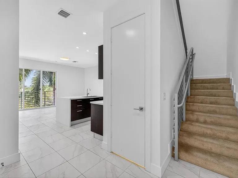 1044 NE 18th Ave — Photo 5