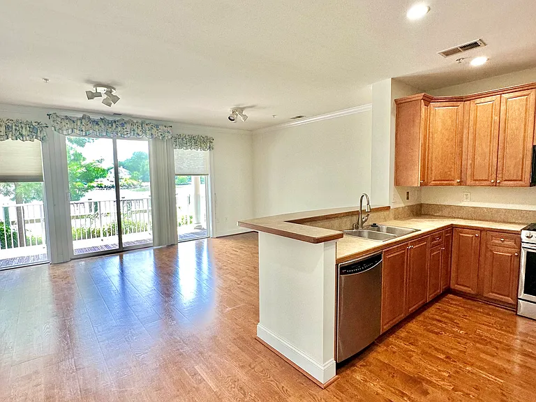 955 Bolling Ave #103 — Photo 4