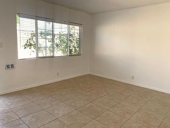 3rd image of 3667 1/2 W 108th St