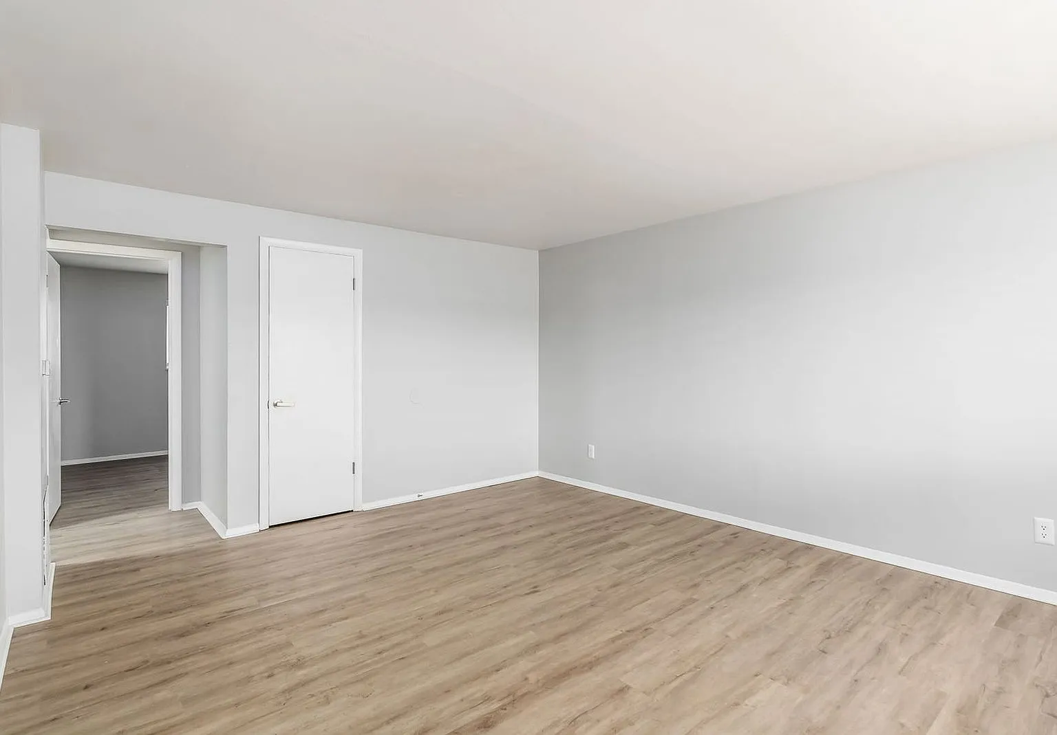 2 bed, 1.0 bath, $1,050 — Photo 3