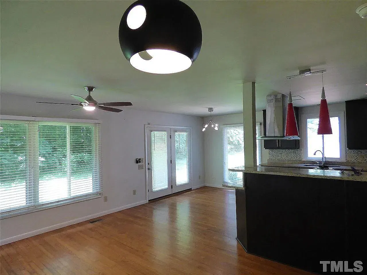 4 bed, 2.5 bath, 2732 sqft, $3,000 — Photo 4