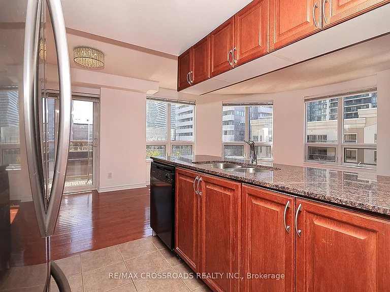 350 Princess Royal Dr #703 — Photo 4