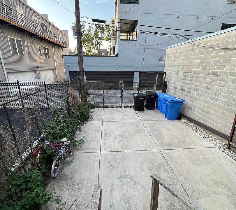 2nd image of 2308 W Adams St