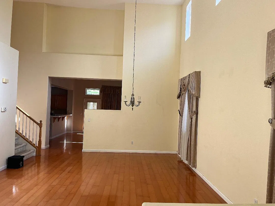 4 bed, 2396 sqft, $3,300 — Photo 2