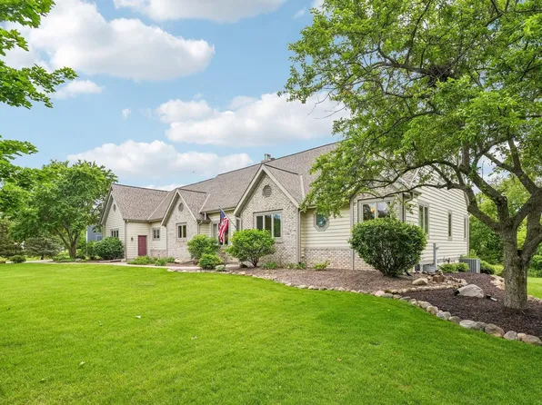 240 Crystal DRIVE, Hartland, WI 53029