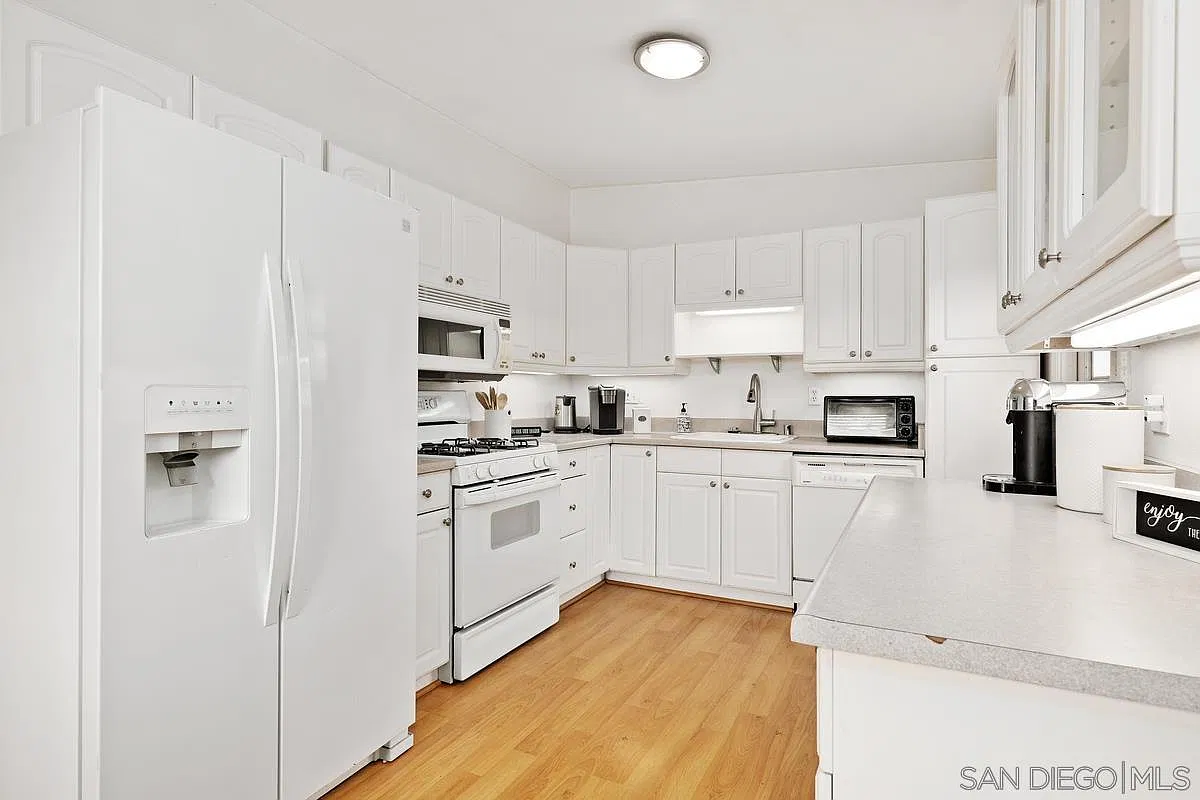 3 bed, 2.5 bath, 1800 sqft, $1,600 — Photo 4