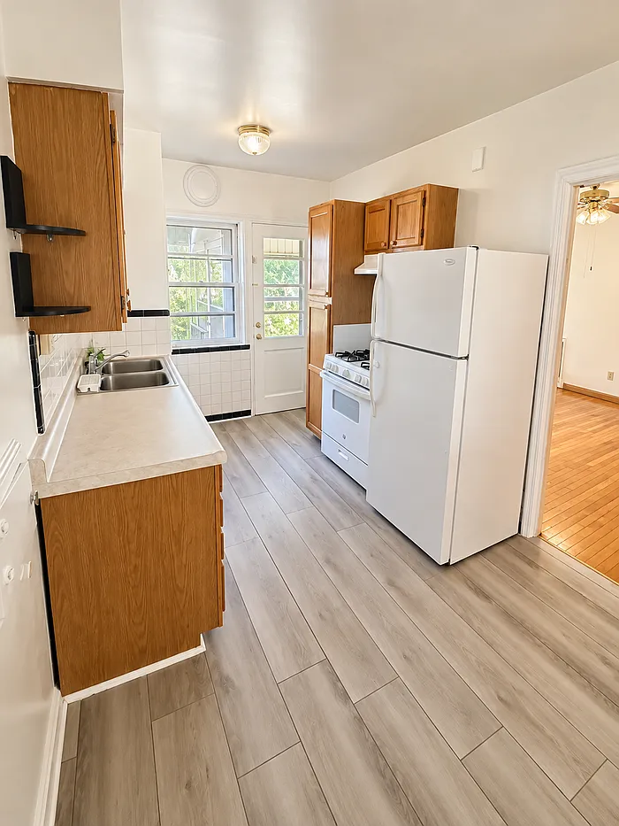 2 bed, 1.0 bath, 1100 sqft, $1,325 — Photo 4