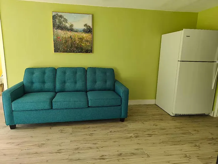 354 Seaforth Cres #1 — Photo 3