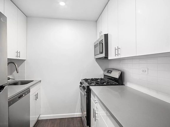3rd image of 322 W 57th St APT 17M