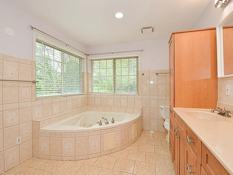 819 Renee Ln — Photo 18