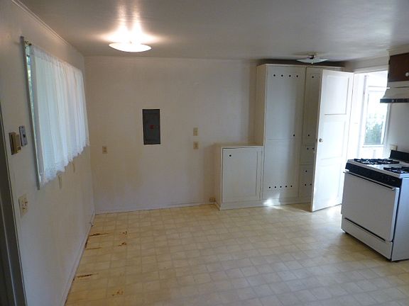 5th image of 1130 Grove St