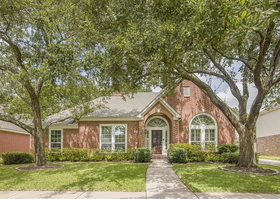 Beautiful curb appeal on this charming one story home!