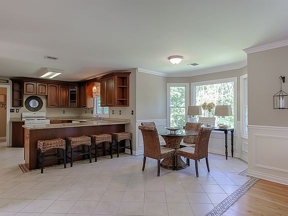 5th image of 16 Edsall Dr