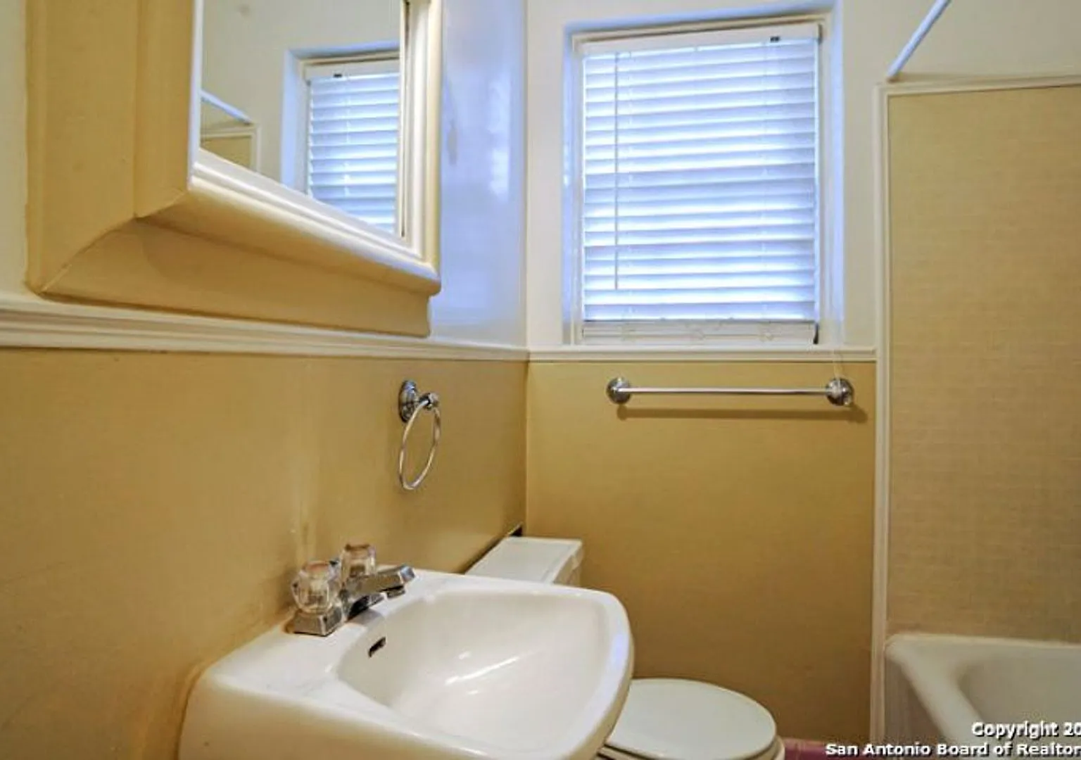 2 Bedroom/1 Bath Alamo Heights Subdivision — Photo 4