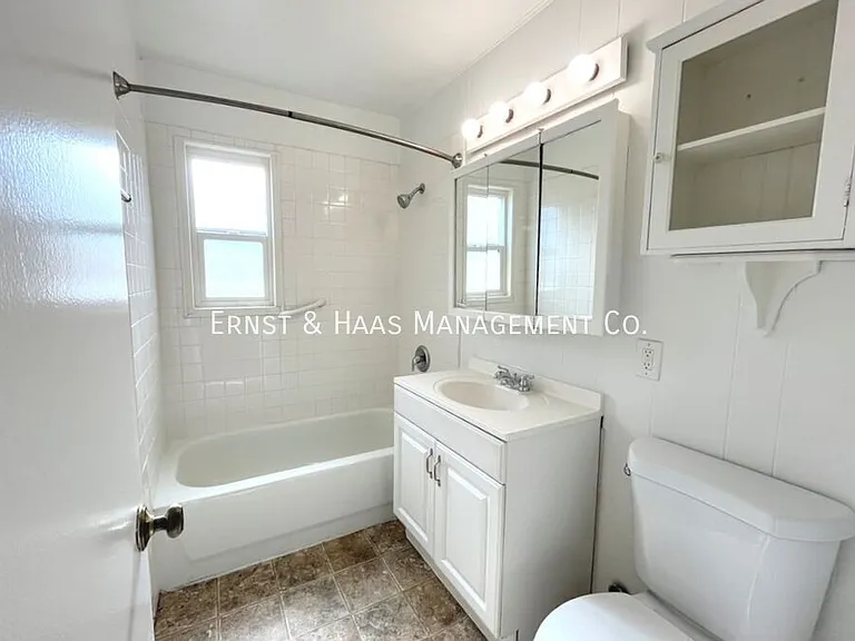 510 Roycroft Ave — Photo 7
